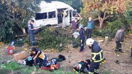 Hatay'da tarım iş&ccedil;ilerini taşıyan minib&uuml;s devrildi