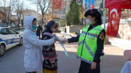 Jandarma ve polis ekipleri kadınlara karanfil dağıttı