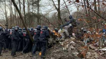 Almanya'da eylem yapan çevrecilere polis müdahale etti