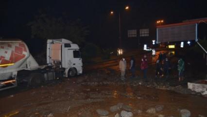 Aydın'da şiddetli yağış: Dere taştı, yol trafiğe kapandı