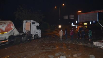 Dere taşması nedeniyle Söke-Milas kara yolu tek taraflı ulaşıma kapatıldı