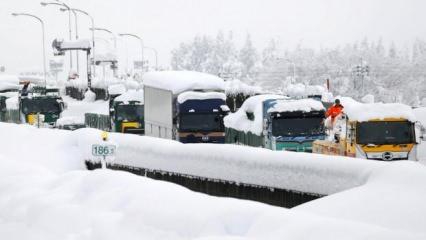 Kar kalınlığı insan boyunu aştı! 1000'den fazla araç 40 saat kurtarılmayı bekledi