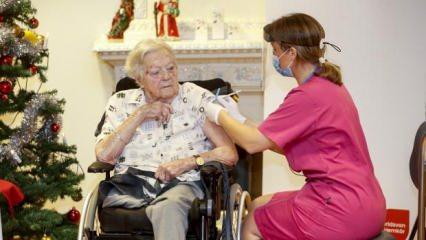 İsveç'te ilk Covid-19 aşısı 91 yaşındaki Johansson’a yapıldı