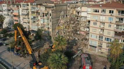 İzmir'de deprem öncesinde yan yatan binanın yıkım çalışmaları başladı