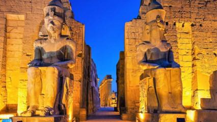 Luksor'daki Karnak Tapınağı'na vuran "kış güneşini" yüzlerce kişi izledi