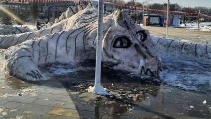 Van'da belediye işçileri kardan dev 'Van Gölü canavarı' yaptı