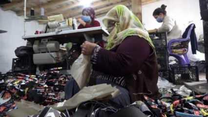 8 çocuklu kadın kendi atölyesinde çanta üretiyor