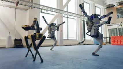 Boston Dynamics'in robotlarından 'Do You Love Me' eşliğinde dans resitali