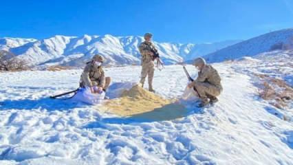 Elazığ'da jandarma ekipleri yaban hayvanlarına yem bıraktı