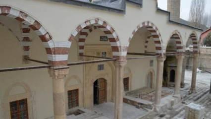 227 yıllık camideki restorasyonda Osmanlı duvar motifleri ortaya çıktı