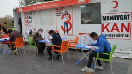 Antalya'da gönüllüler, kan bağışında bulundu