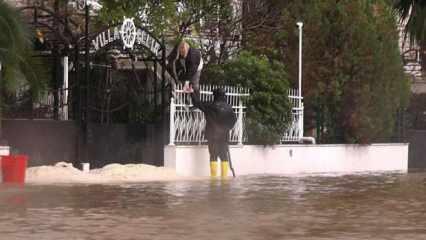 Antalya'yı yağış vurdu! Sokaklar trafiğe kapatıldı