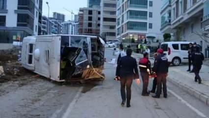 Belediye işçilerini taşıyan servis devrildi: 2 ölü, 16 yaralı