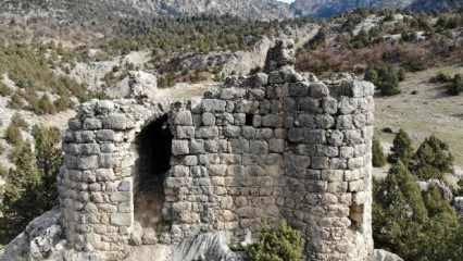 Kahramanmaraş’ta kaya mezarları ilgi çekiyor