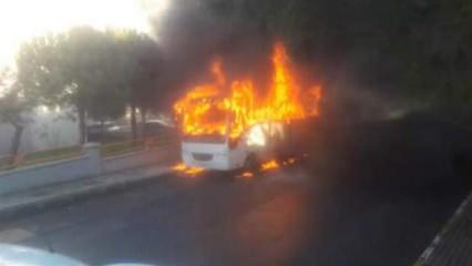 Silivri'de park halindeki minibüs alev alev yandı
