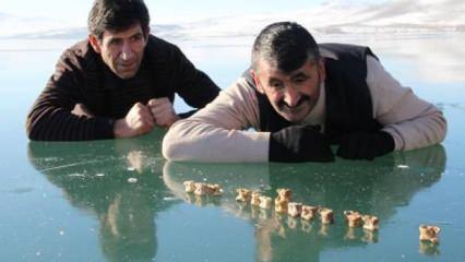 Yüzeyi buz tutan Çıldır Gölü'nde 'aşık' oynadılar