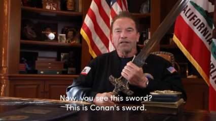 Terminat&ouml;r 'Conan' kılıcını &ccedil;ekti, Trump'a g&ouml;zdağı verdi