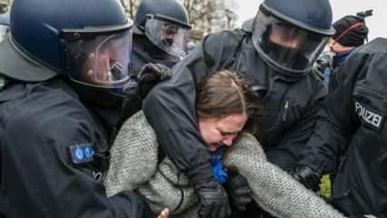 Almanya'da Marksist siyasetçiyi anmak için toplanan grupla polis arasında arbede çıktı