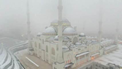Beyaz örtüye bürünen Çamlıca Camii havadan görüntülendi