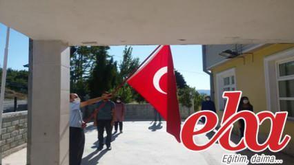 EBA girişle 11 Ocak İstiklal Marşı ve bayrak törenini okullarda canlı izleme!