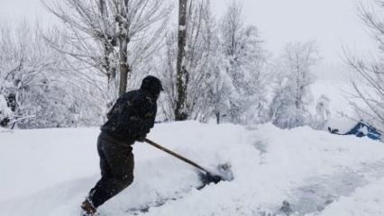 Tunceli'de evler ve araçlar, kar altında kaldı