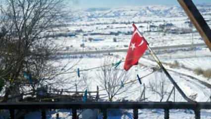 Bakan Selçuk'tan 'evde bayrak direği' paylaşımı