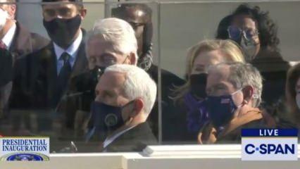 'Uykucu' Bill Clinton, Joe Biden'ın yemin töreninde de uyudu