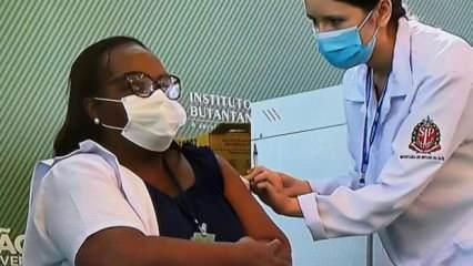 Brezilya’da ilk Covid-19 aşısı siyahi hemşireye yapıldı