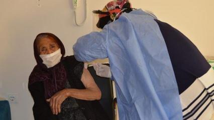 Gaziantep'te 111 yaşındaki Fatma Tıraş'a CoronaVac aşısı yapıldı