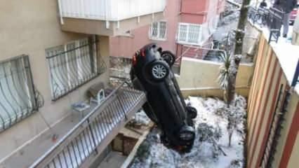 İstanbul'da şaşırtan kaza: Bahçeye uçan otomobil dik durdu