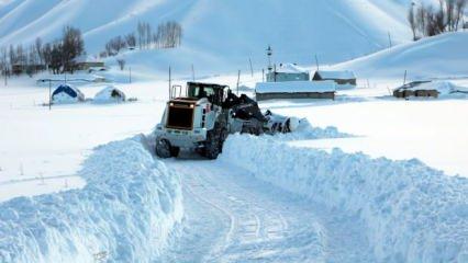 Yüksekova'da kardan kapanan 177 yol açılmaya çalışıyor