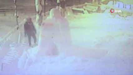 Zonguldak’ta bir vatandaş kardan adamı tekme tokat dövdü