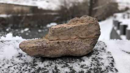 Ahır yapımı sırasında bulduğu &lsquo;taşların&rsquo; gizeminin &ccedil;&ouml;z&uuml;lmesini istiyor