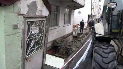 Arnavutköy'de kaldırım çöktü, bina mühürlendi