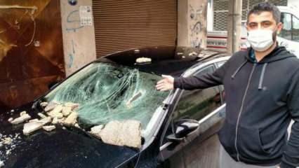 Fırtınanın binadan kopardığı beton parçaları otomobilin üzerine düştü