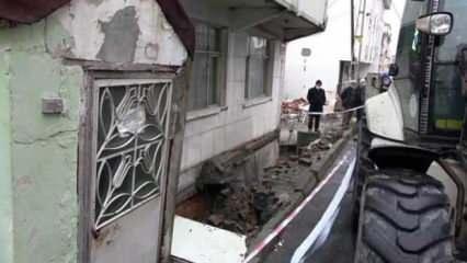  İstanbul'da kaldırım çöktü, bina boşaltıldı