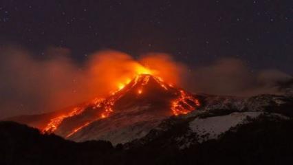 Yeniden faaliyete geçen Etna Yanardağı lav püskürttü