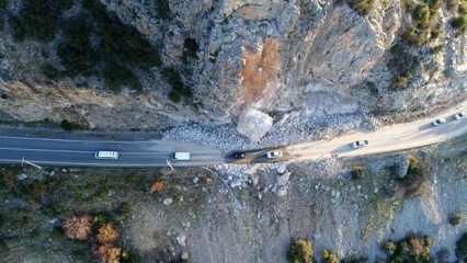 Heyelanda yolu kapatan dev kaya, 15 saatlik çalışmayla kırıldı