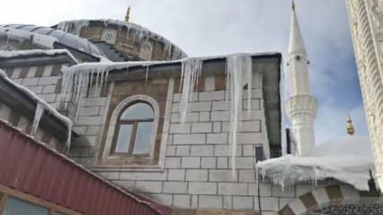 Karlıova'da cami çatısında 2 metrelik buz sarkıtları