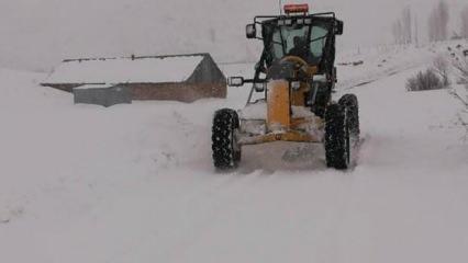 Karlıova'da kardan kapanan 47 köy yolu açıldı