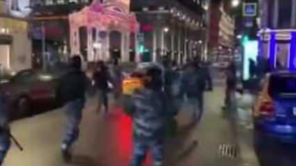Rusya'da polis slogan atan göstericiyi taksinin içinden aldı!