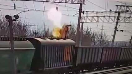 Rusya'da tren vagonlarının üzerinde oyun oynayan çocuk elektrik akımına kapıldı
