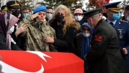 Şehit ağabeyini, asker selamı ile uğurladı