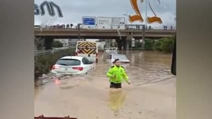 Sel nedeniyle yolda kalan vatandaşlar için polis seferber oldu