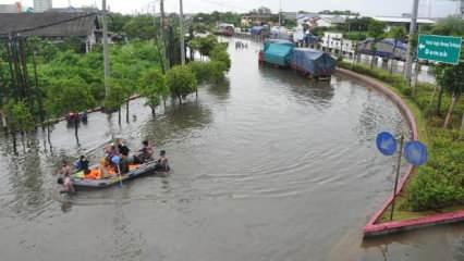 Endonezya'da binlerce ev sular altında kaldı