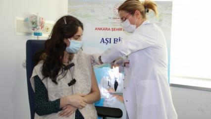 Ankara Şehir Hastanesi'nde çalışan 33 haftalık hamile sağlık çalışanı koronavirüs aşısı oldu