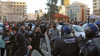 Kıbrıs Rum kesiminde yolsuzluklar ve Kovid-19 kısıtlamaları protesto edildi