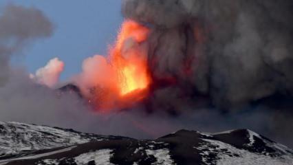 Etna Yanardağı yeniden faaliyete geçti! 1 kilometre yüksekliğe lav püskürttü!
