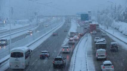 İstanbul'da kar aniden bastırdı: Trafik kilitlendi!