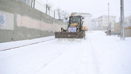 İstanbul'da kar hareketliliği: Mahalleden toplayıp barajın kenarına getiriyorlar